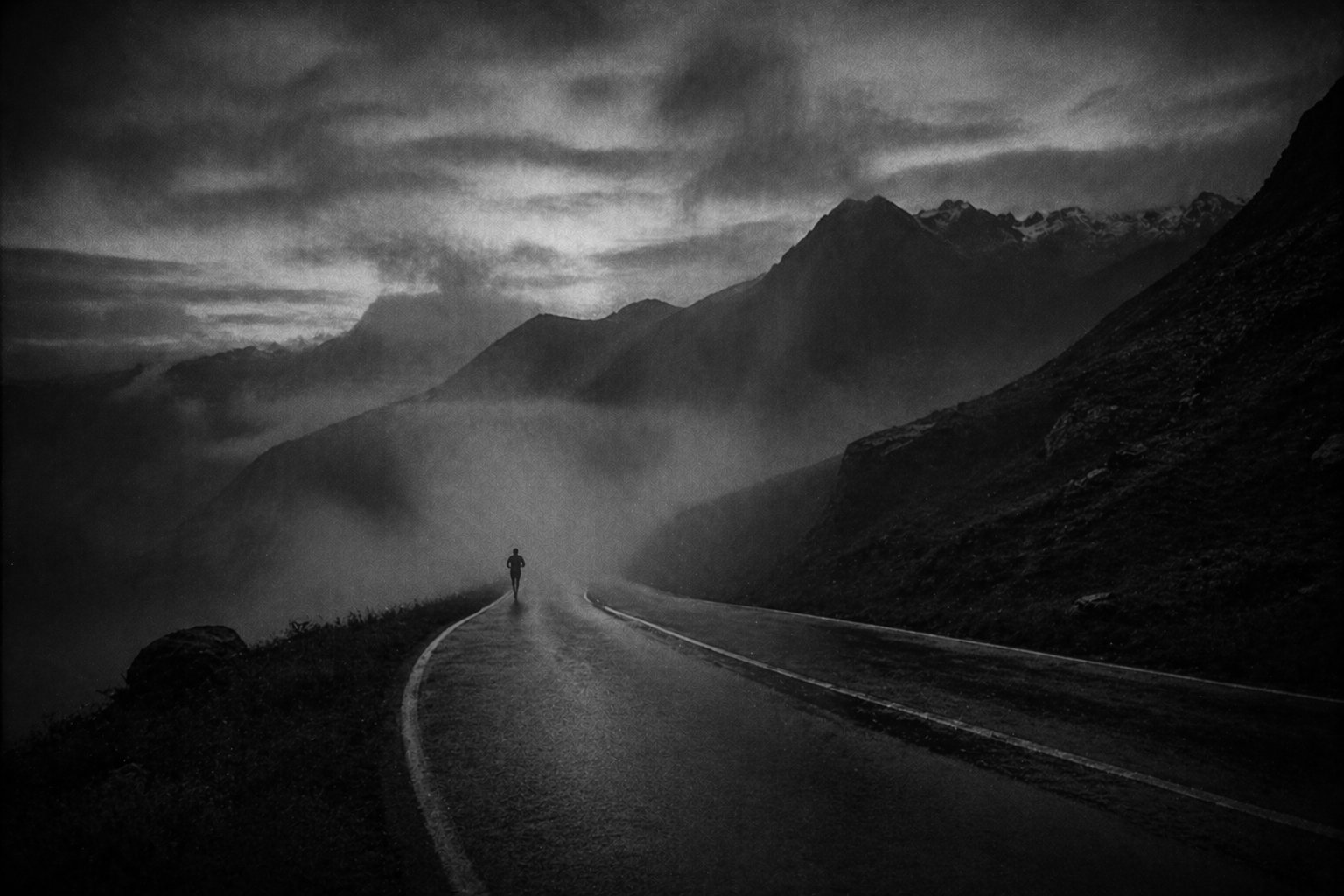 Coureur seul absorbé par la brume sur route de montagne — l'heure où personne ne regarde
